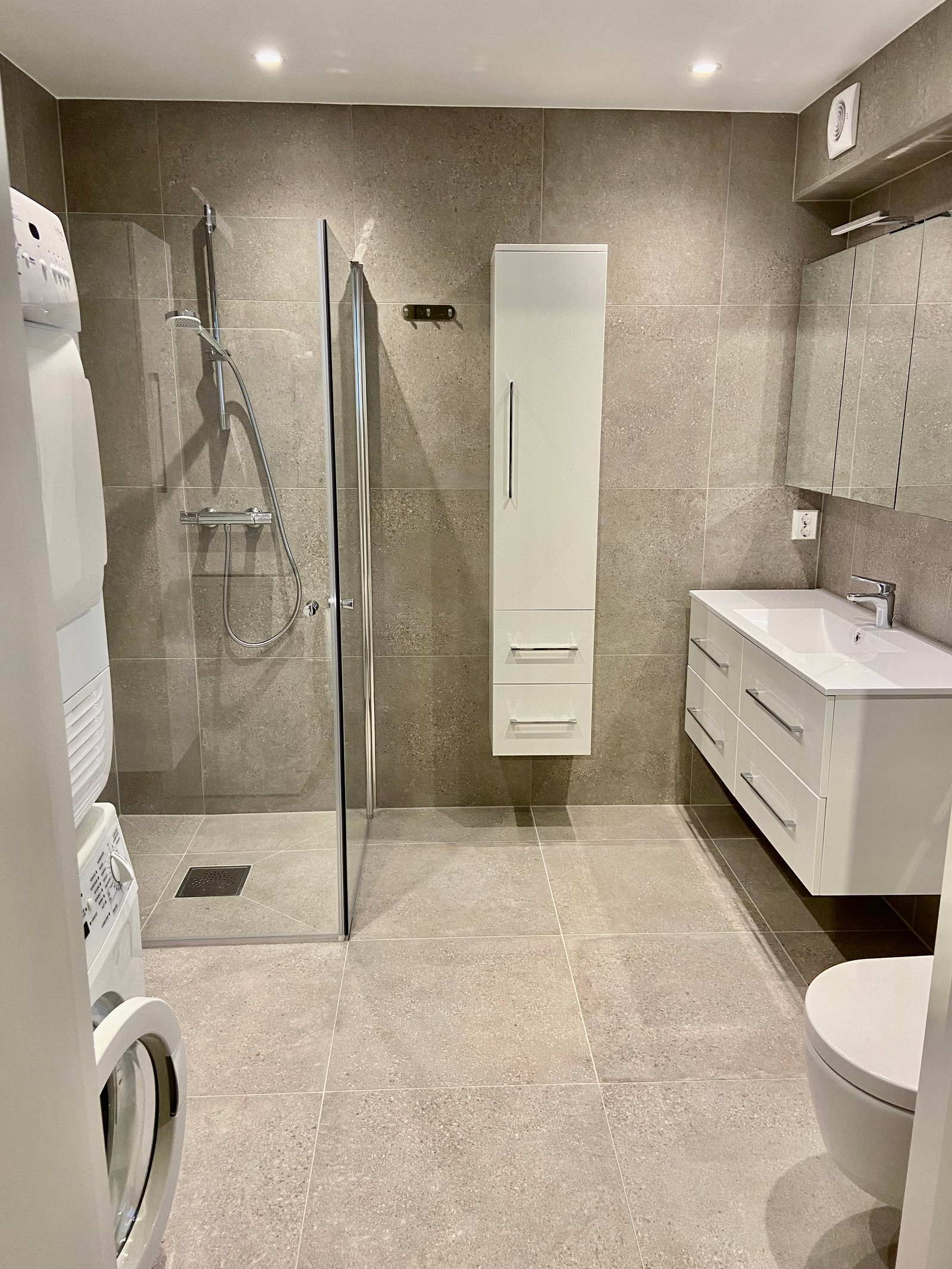 Badet er helt nytt! Inkluderer dusj, do, flere skap - samt vaskemaskin og tørketrommel (ikke nye, men fungerer fint) Galleribilde