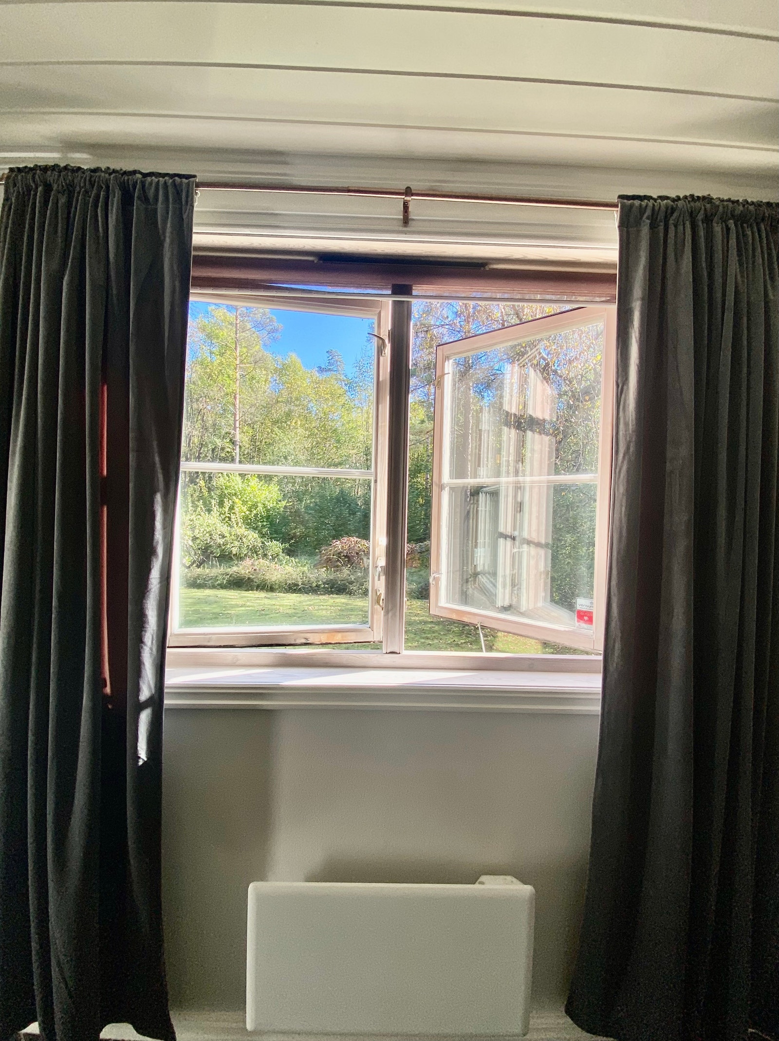 I stua / soverommet er det rullgardin og lystette gardiner, med sikkerhets lås på vinduet. Galleribilde