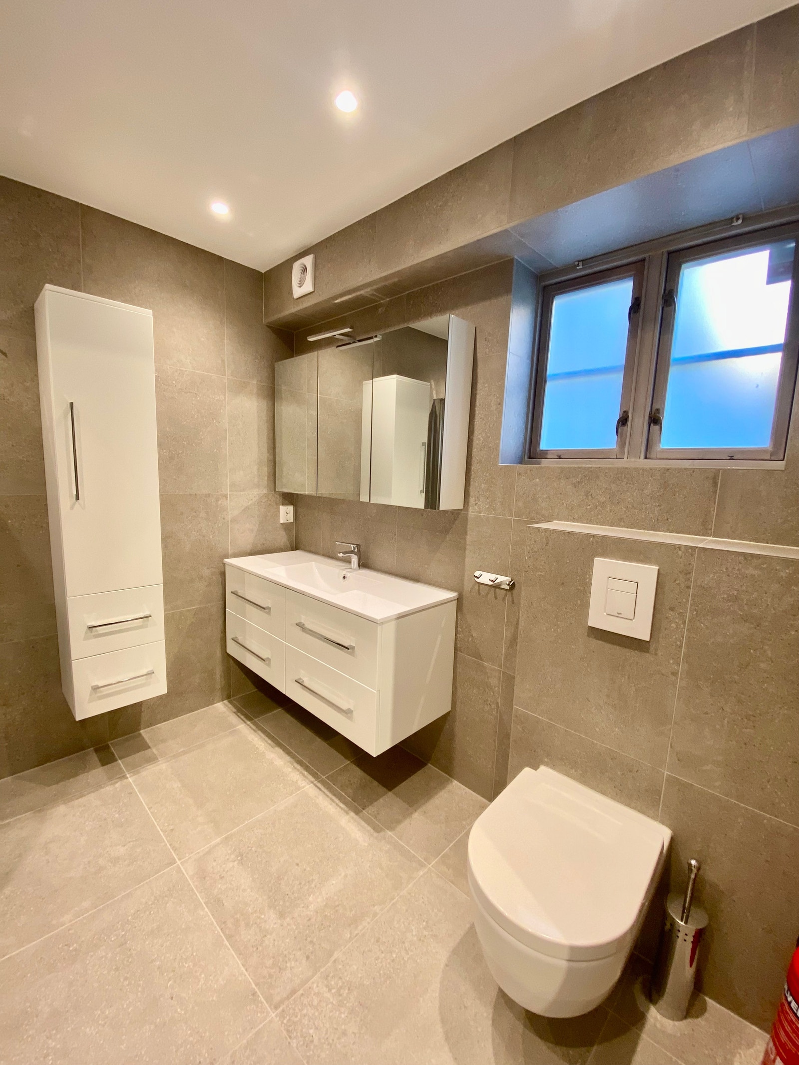 Badet har et lite vindu med frostet glass Galleribilde