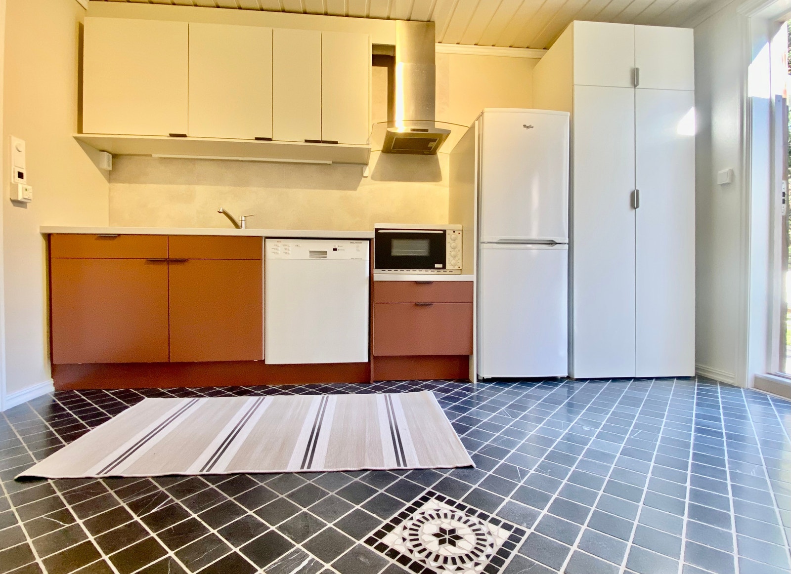 Kjøkkenet er delvis nytt (skapene er nye, hvitevarene ikke). Alt er i perfekt stand. Inkluderer bordovn med to plater, vifte, oppvaskmaskin, kjøleskap og fryser. Galleribilde