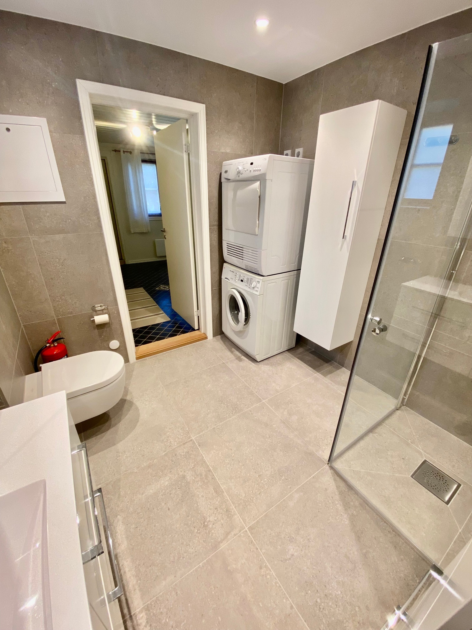 Gulv-varme og god plass på badet Galleribilde