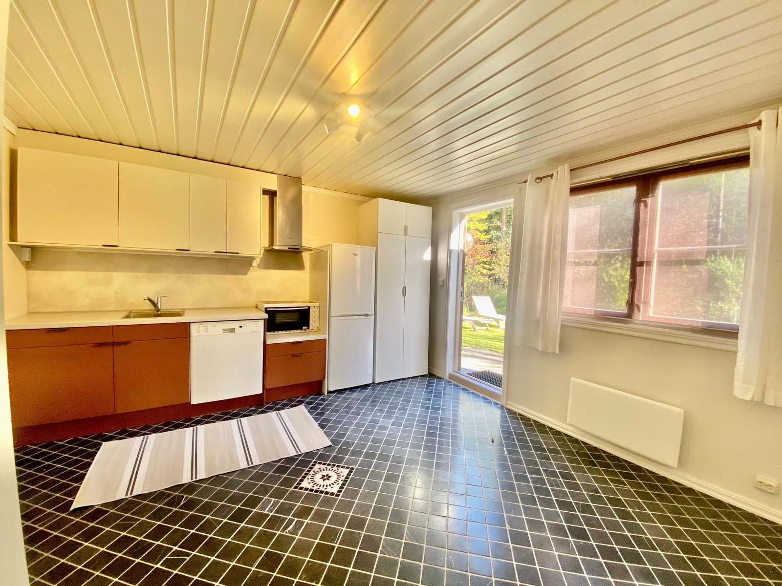 Kjøkkenet er stort, med plass til et spisebord og stoler ved vinduet hvis man vil Galleribilde