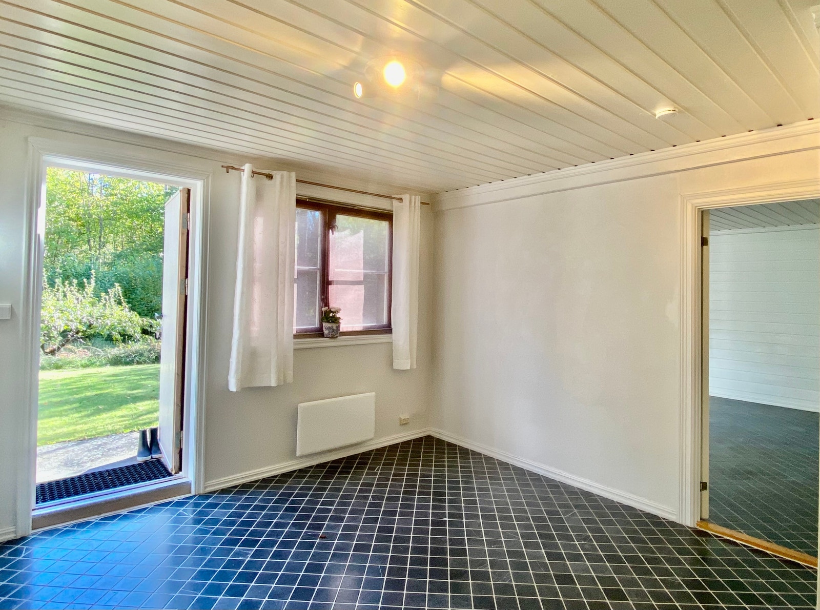 Hybelen er luftig og lys, med egen inngang inn til kjøkken / spisestue Galleribilde