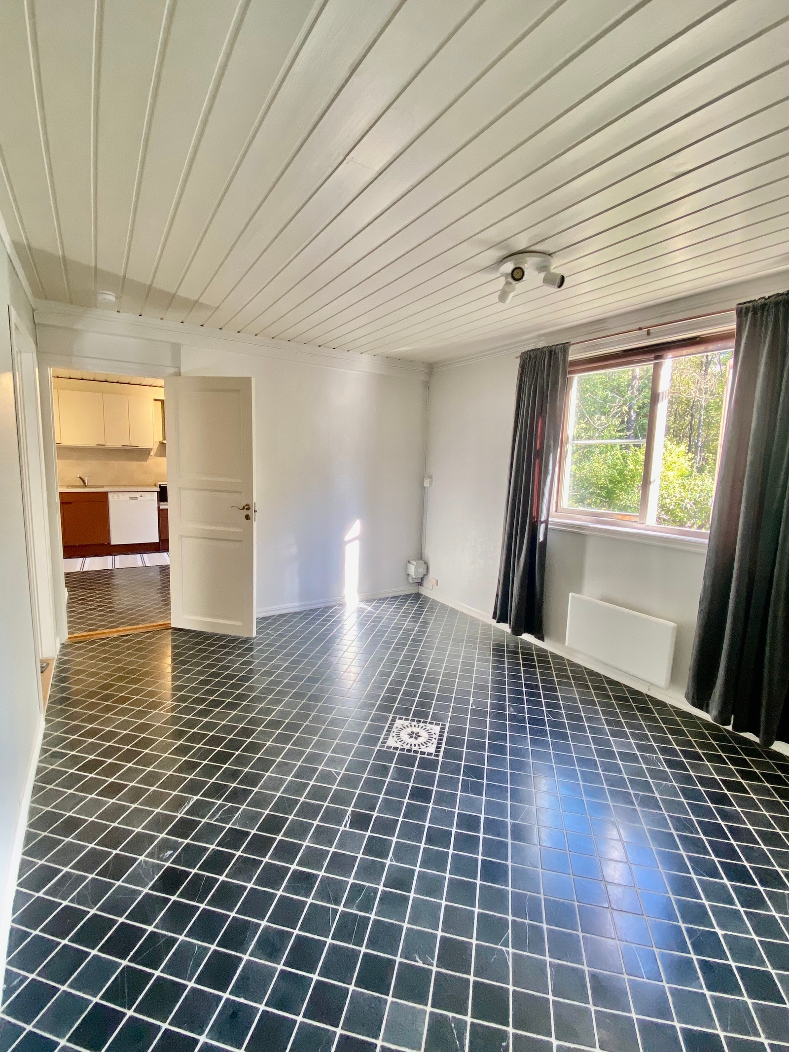 Mye plass til garderobeskap, skrivepult og sofaseng osv. Gulv-varme og panel-ovner Galleribilde