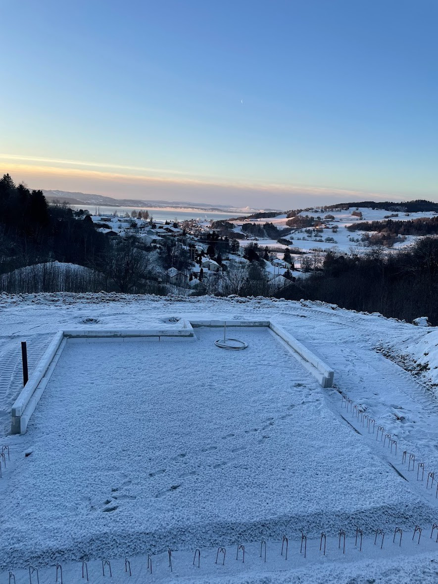 Utsikten fra Smihaugvegen 5. Bildet er tatt en vintermorgen kl 10, i midten av Desember.