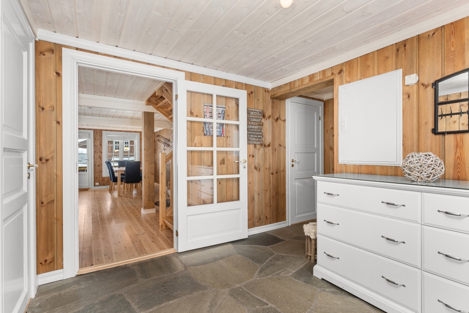 Entrè med skifer på gulv og oppbevaringsmuligheter Galleribilde