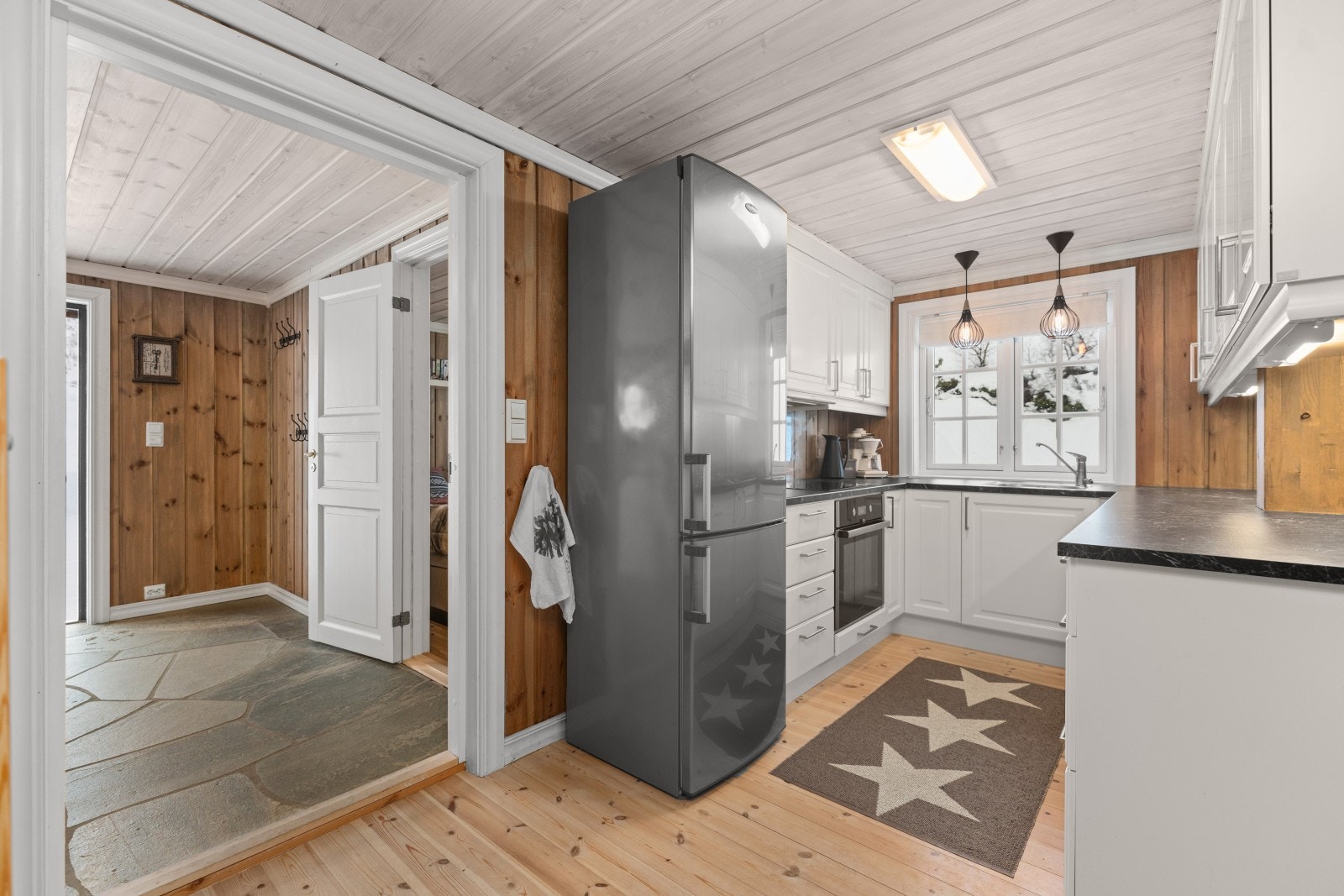 Kjøkken med hvite fronter og hvitevarer Galleribilde