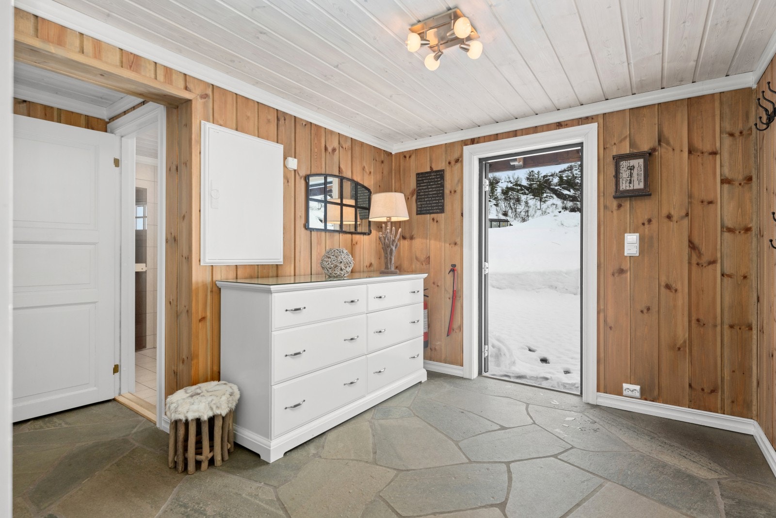 Entrè med skifer på gulv og oppbevaringsmuligheter Galleribilde