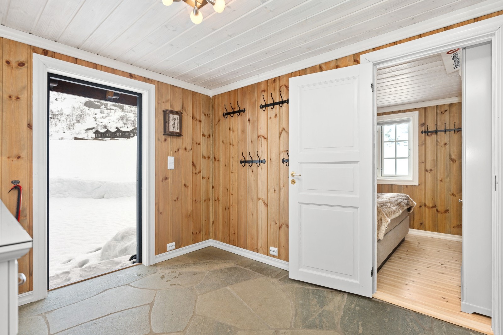 Entrè med skifer på gulv og oppbevaringsmuligheter Galleribilde