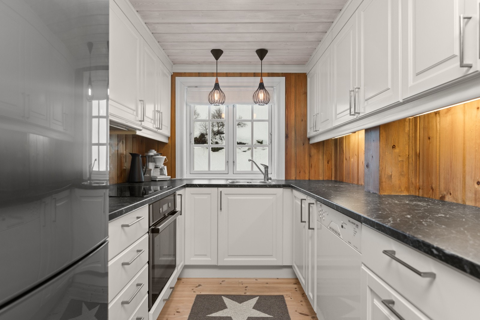 Kjøkken med hvite fronter og hvitevarer Galleribilde