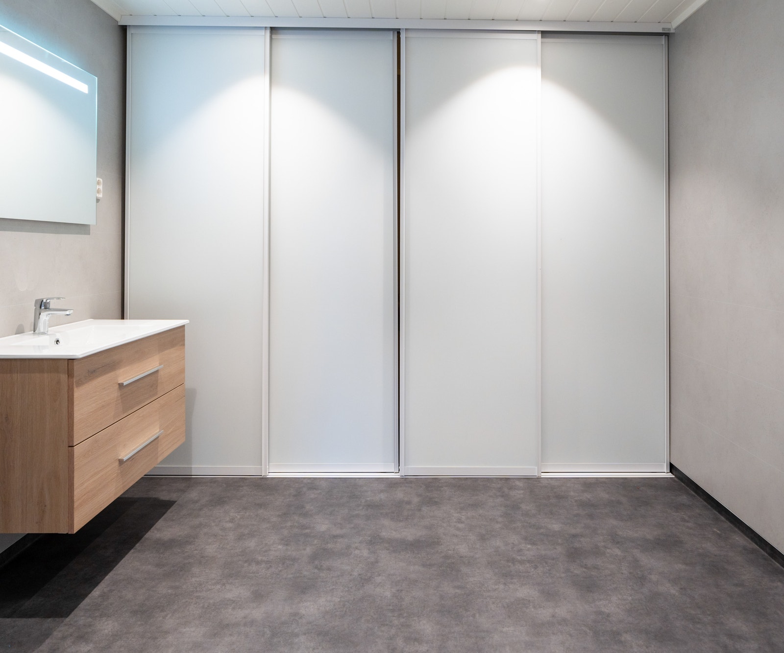 Flott bad med god plass og genial skyvedørsløsning for vaskemaskin, tørketrommel og utslagsvask! Bildet er tatt fra et tidligere prosjekt. Galleribilde