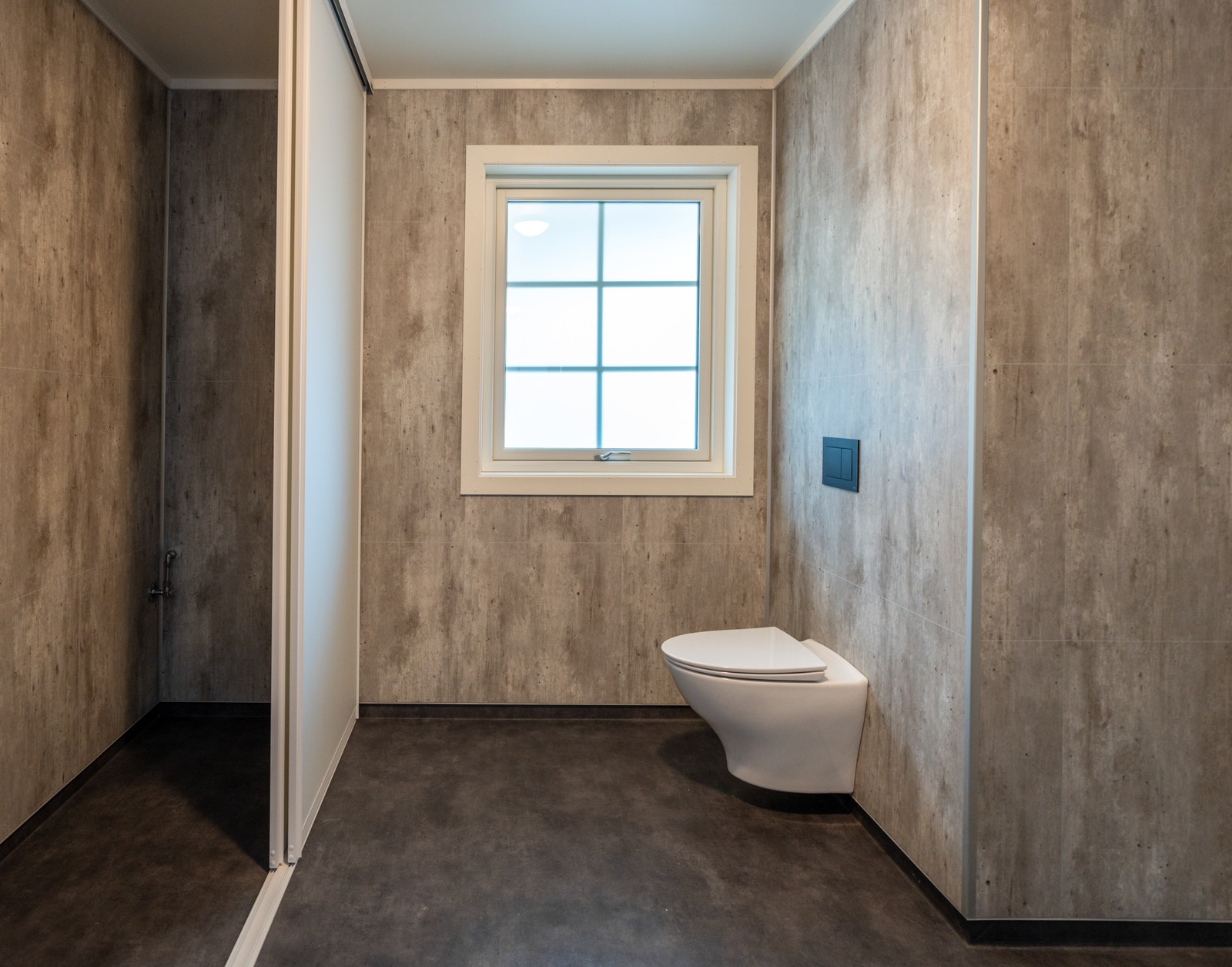 Flott bad med god plass og genial skyvedørsløsning for vaskemaskin, tørketrommel og utslagsvask! Bildet er tatt fra et tidligere prosjekt. Galleribilde