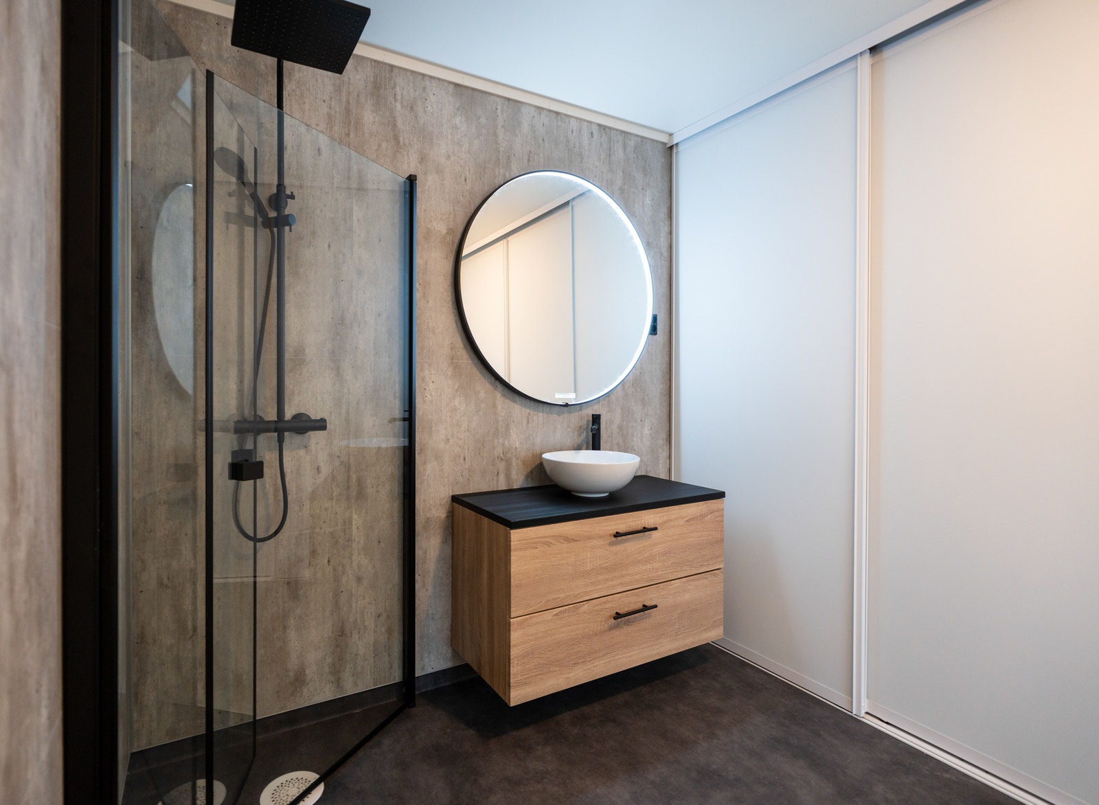 Flott bad med god plass og genial skyvedørsløsning for vaskemaskin, tørketrommel og utslagsvask! Bildet er tatt fra et tidligere prosjekt. Galleribilde