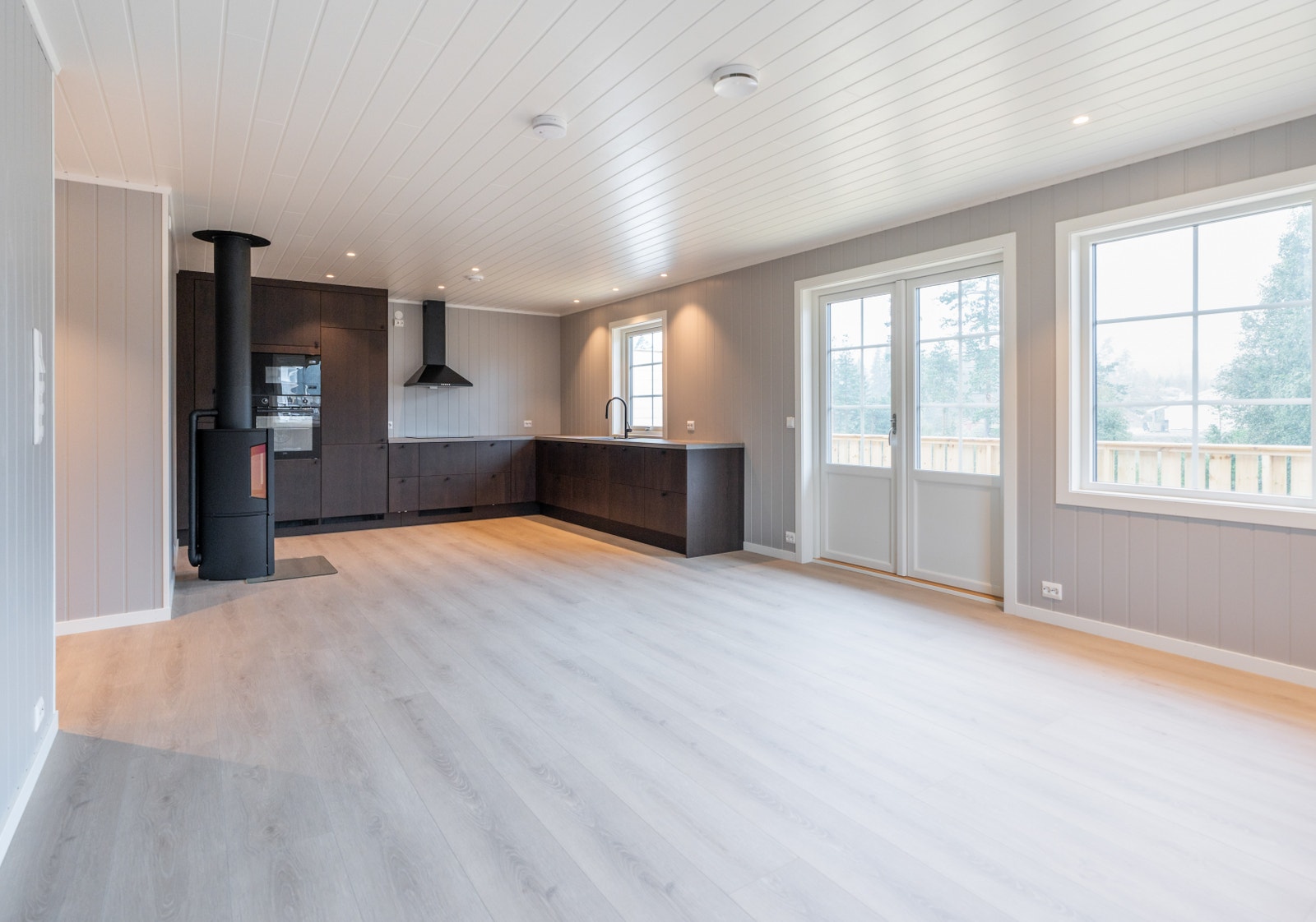 Flott kjøkken med god plass! Bildet er tatt fra et tidligere prosjekt. Galleribilde