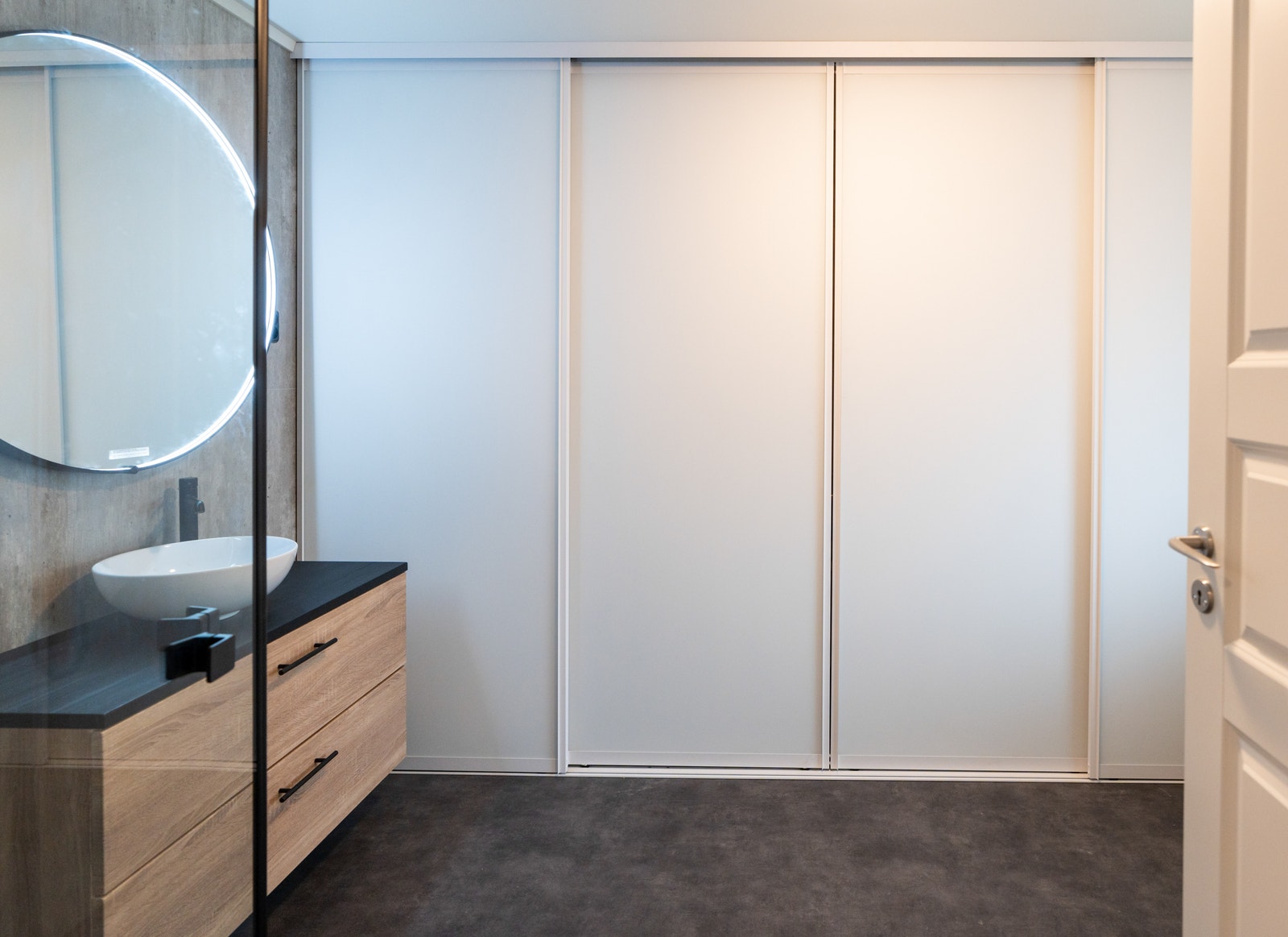 Flott bad med god plass og genial skyvedørsløsning for vaskemaskin, tørketrommel og utslagsvask! Bildet er tatt fra et tidligere prosjekt. Galleribilde