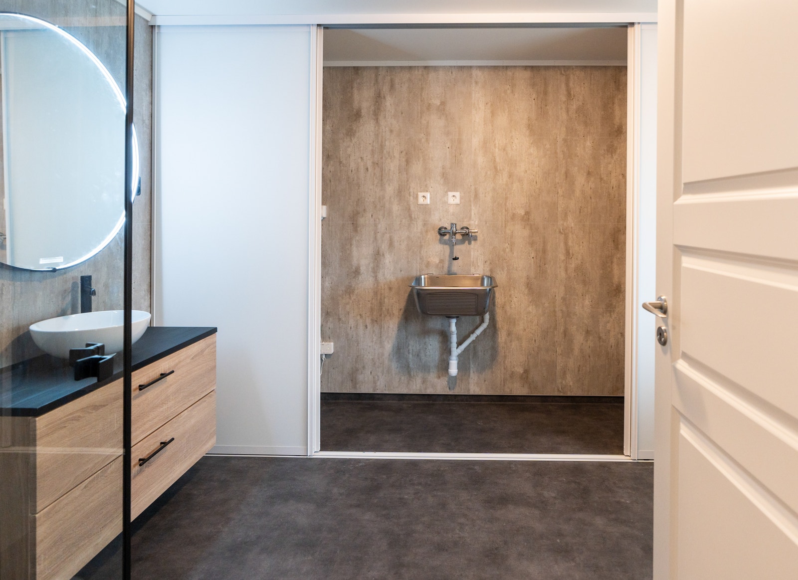Flott bad med god plass og genial skyvedørsløsning for vaskemaskin, tørketrommel og utslagsvask! Bildet er tatt fra et tidligere prosjekt. Galleribilde