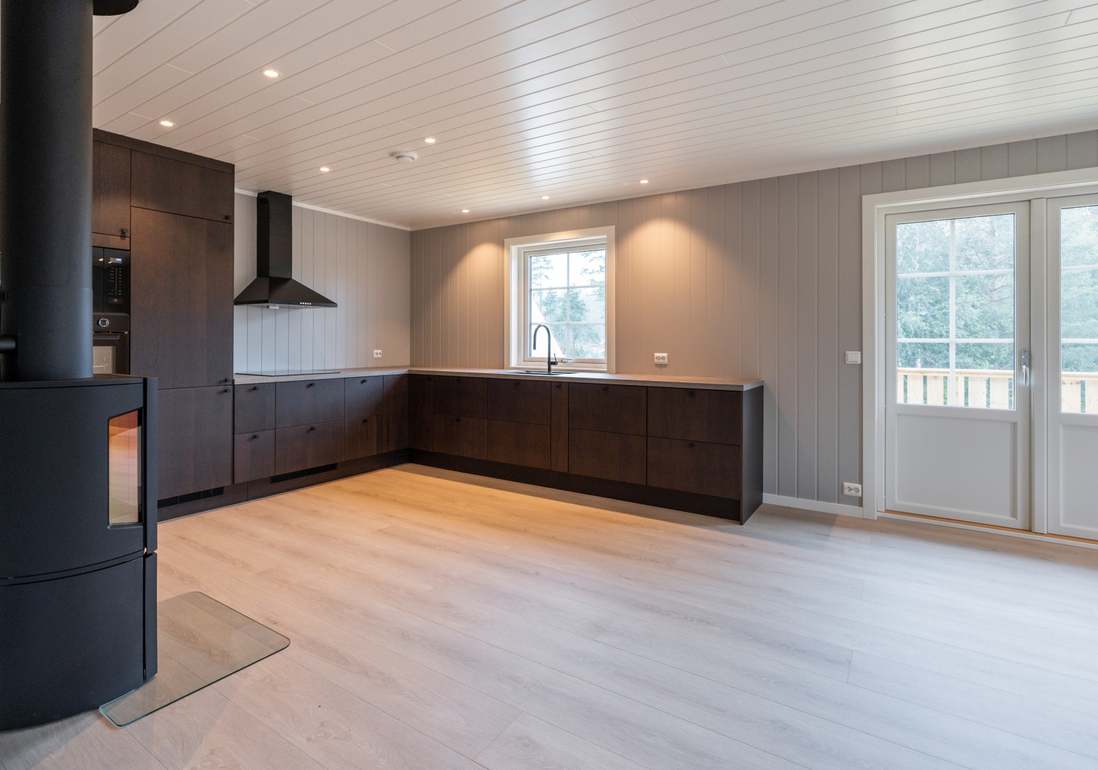 Flott kjøkken med god plass! Bildet er tatt fra et tidligere prosjekt. Galleribilde