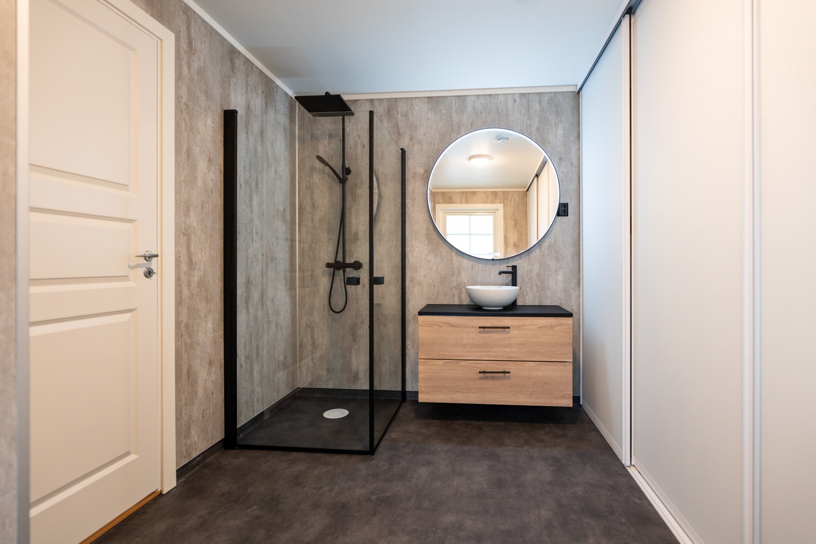 Flott bad med god plass og genial skyvedørsløsning for vaskemaskin, tørketrommel og utslagsvask! Bildet er tatt fra et tidligere prosjekt. Galleribilde