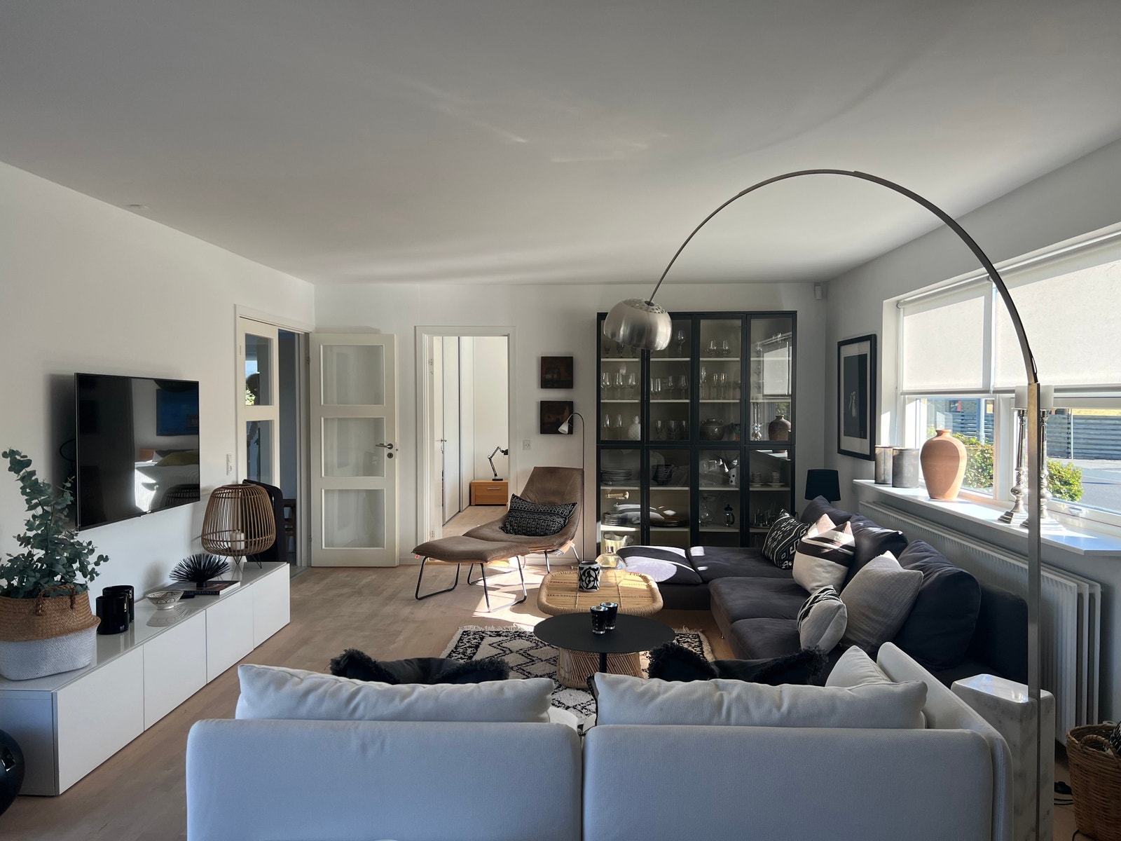 Hovedstue med Smart-TV og et par norske kanaler Galleribilde