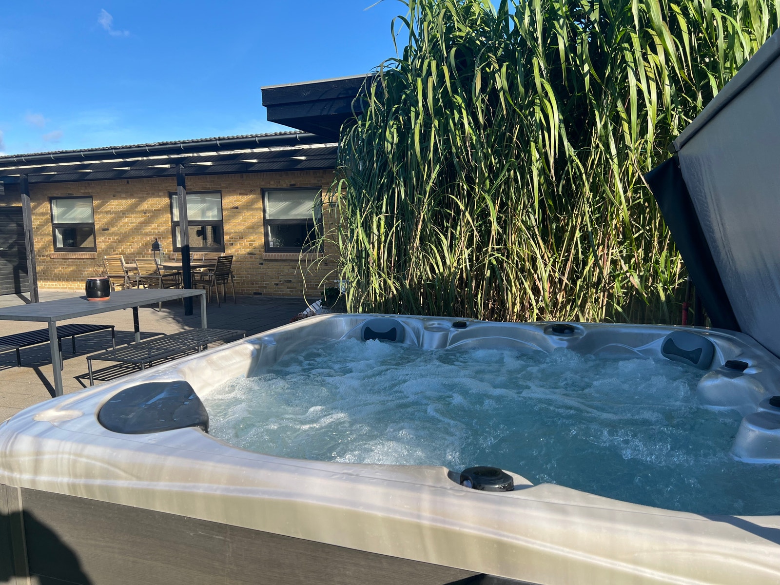 Jacuzzi med plass til 6 personer (kan leies) Galleribilde