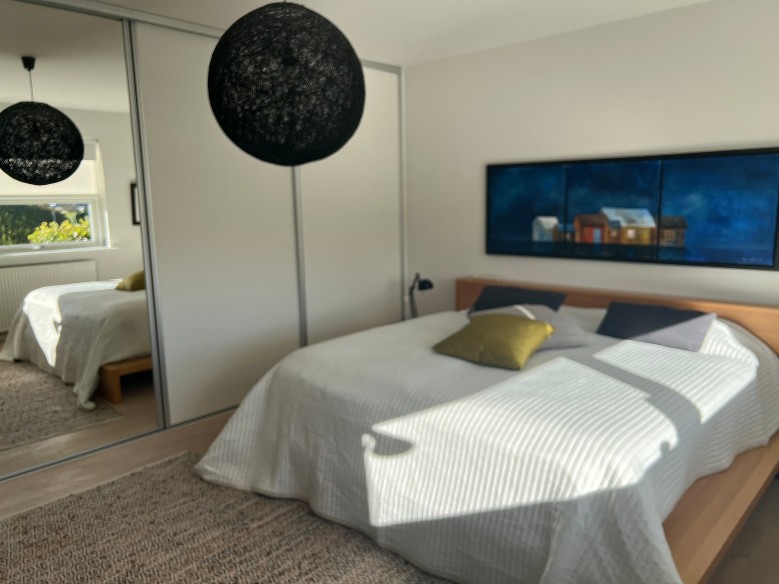 Stor skyvedørsgarderobe Galleribilde