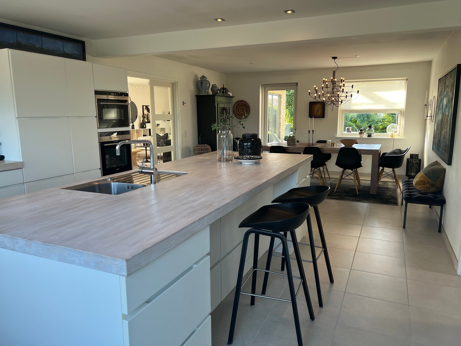 Stort og lyst kjøkken / allrom Galleribilde