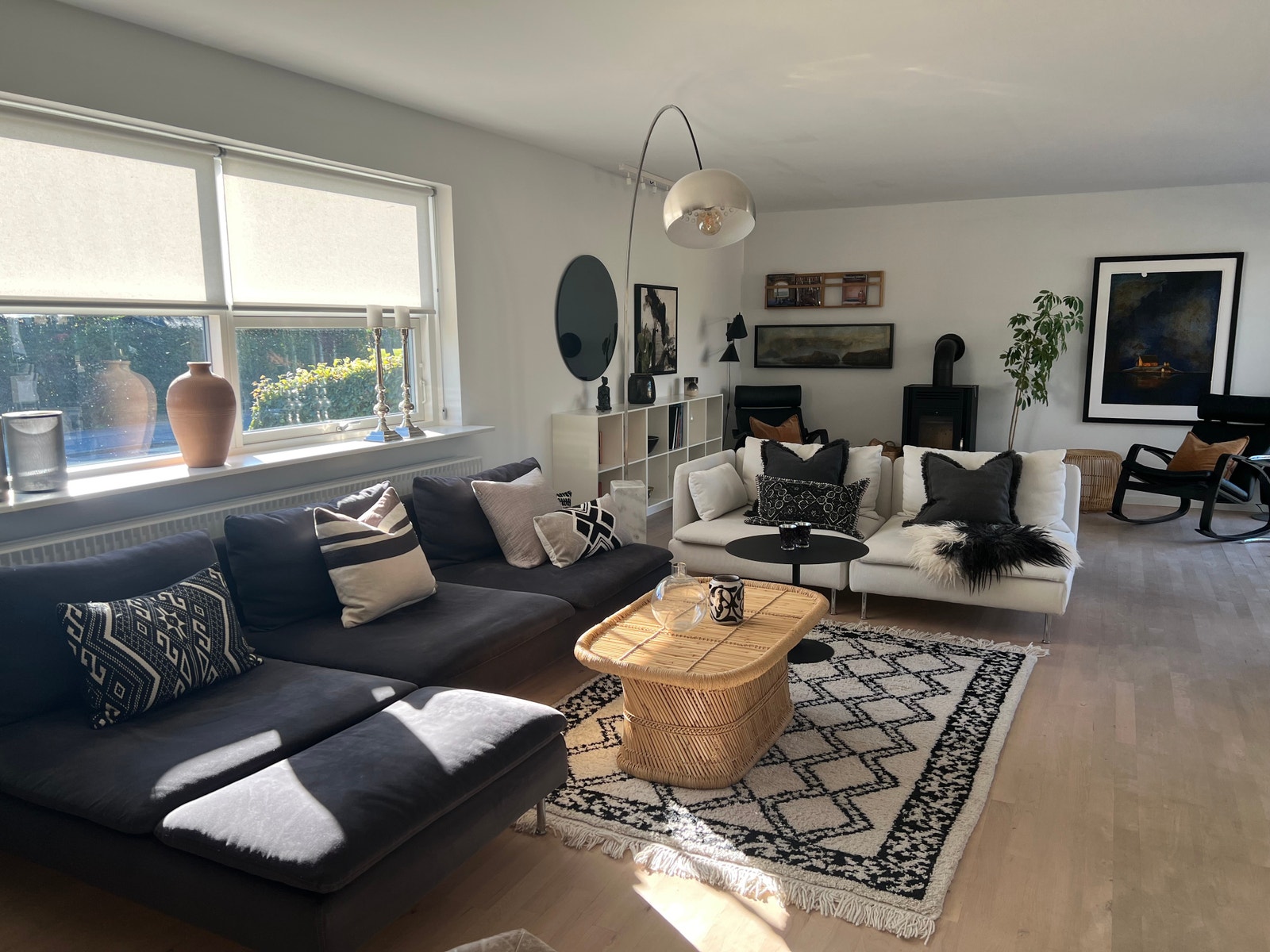 Lys og innholdsrik hovedstue Galleribilde