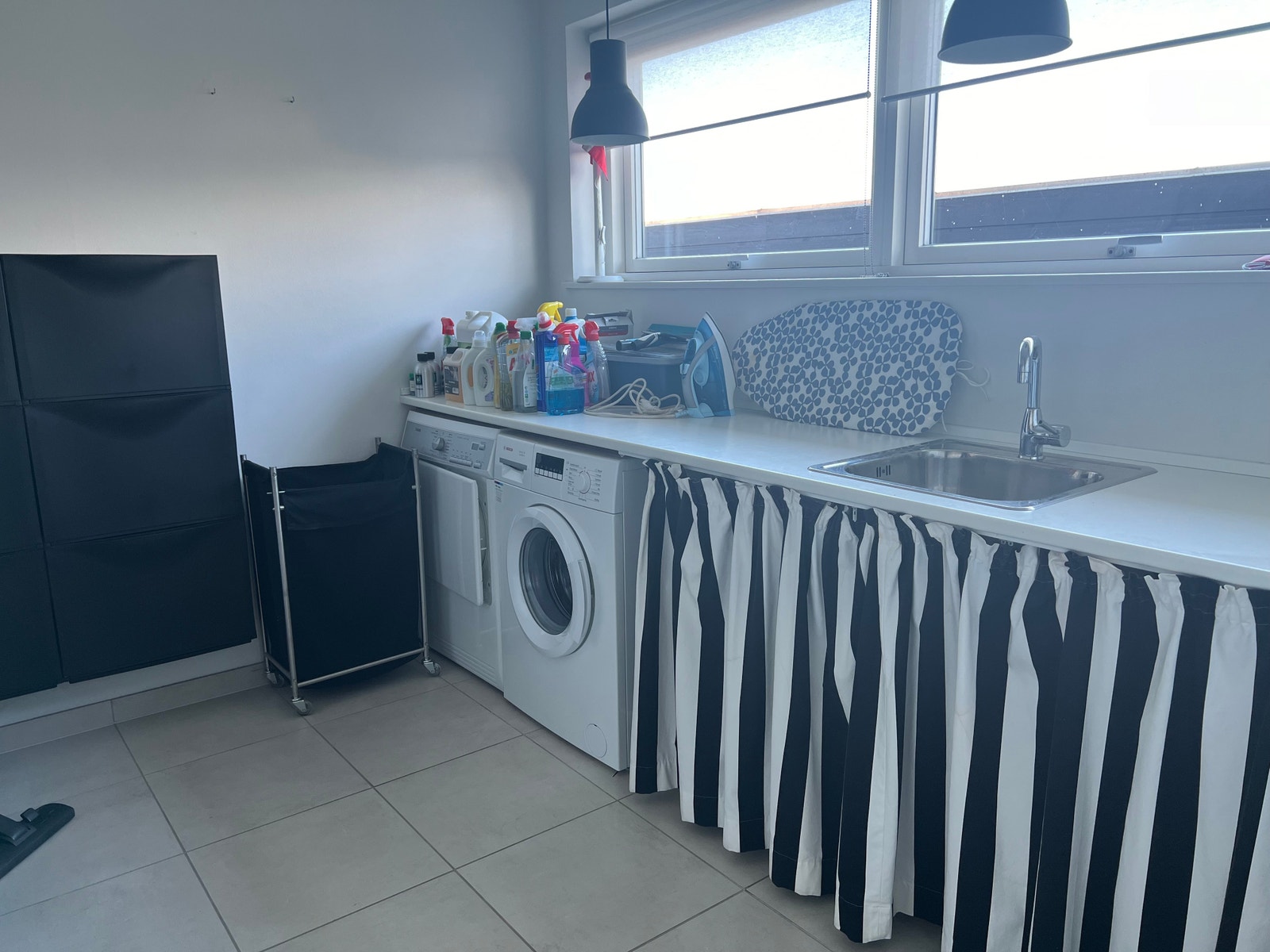 Vaskerom med vaskemaskin, tørketrommel og tørkestativ. Galleribilde