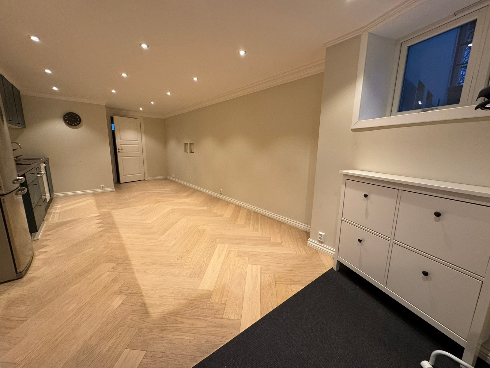 Stor tv-stue og kjøkken. Takhøyde 2,45m Galleribilde