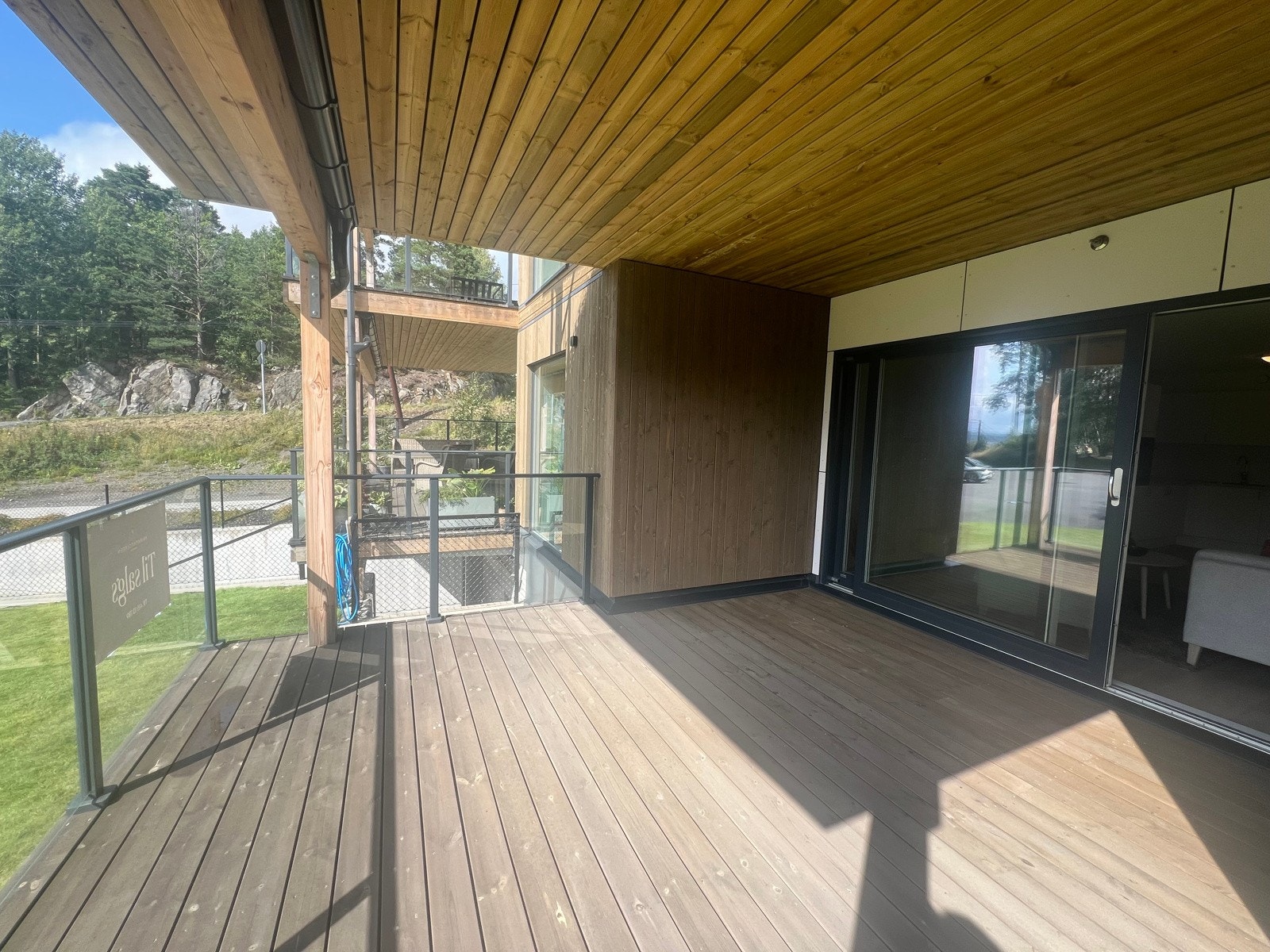 Sydvest-vendt terrasse med gode solforhold Galleribilde