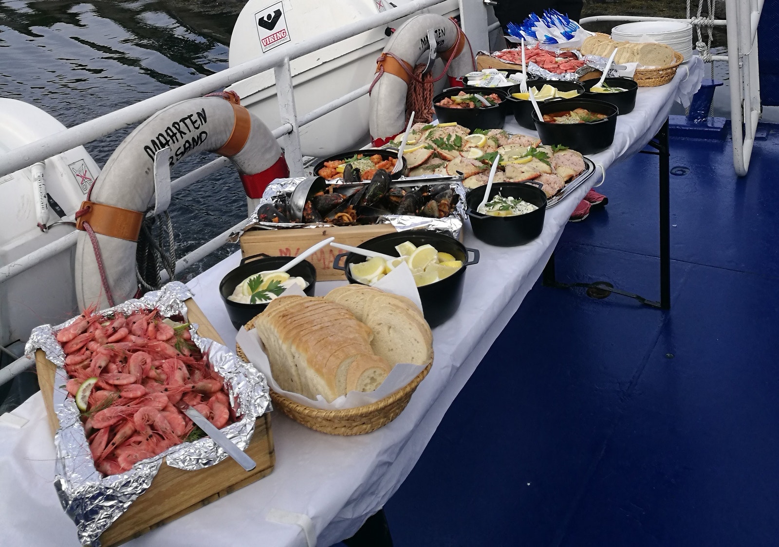 Koldtbordservering på dekk Galleribilde