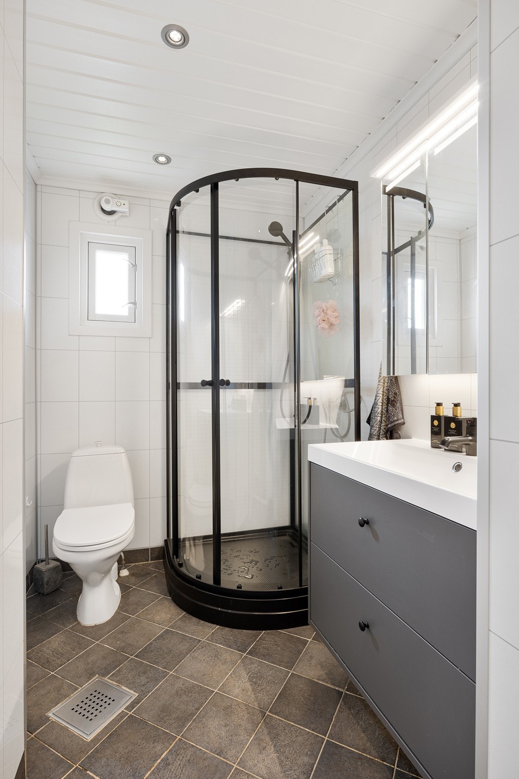 På badet er det downlights og flislagt gulv med varme. Galleribilde