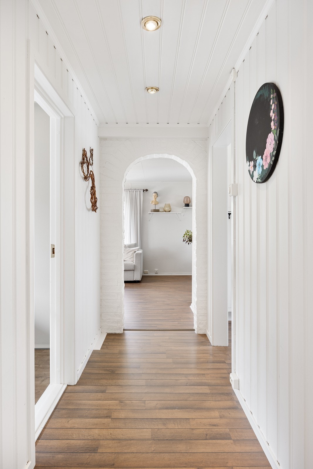 Man ønskes velkommen av en gang med downlights og integrert skap. Galleribilde
