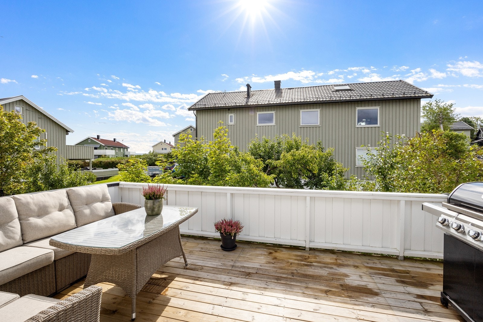 Utenfor stuen har boligen en herlig veranda på ca. 15,6 kvm, oppgradert med nye terrassebord i 2022. Galleribilde