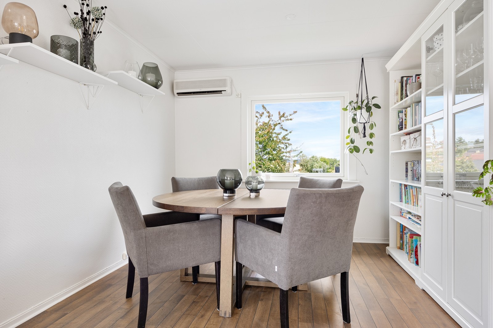 Stuen har god plass til en egen spisesone for hyggelige måltider. Galleribilde