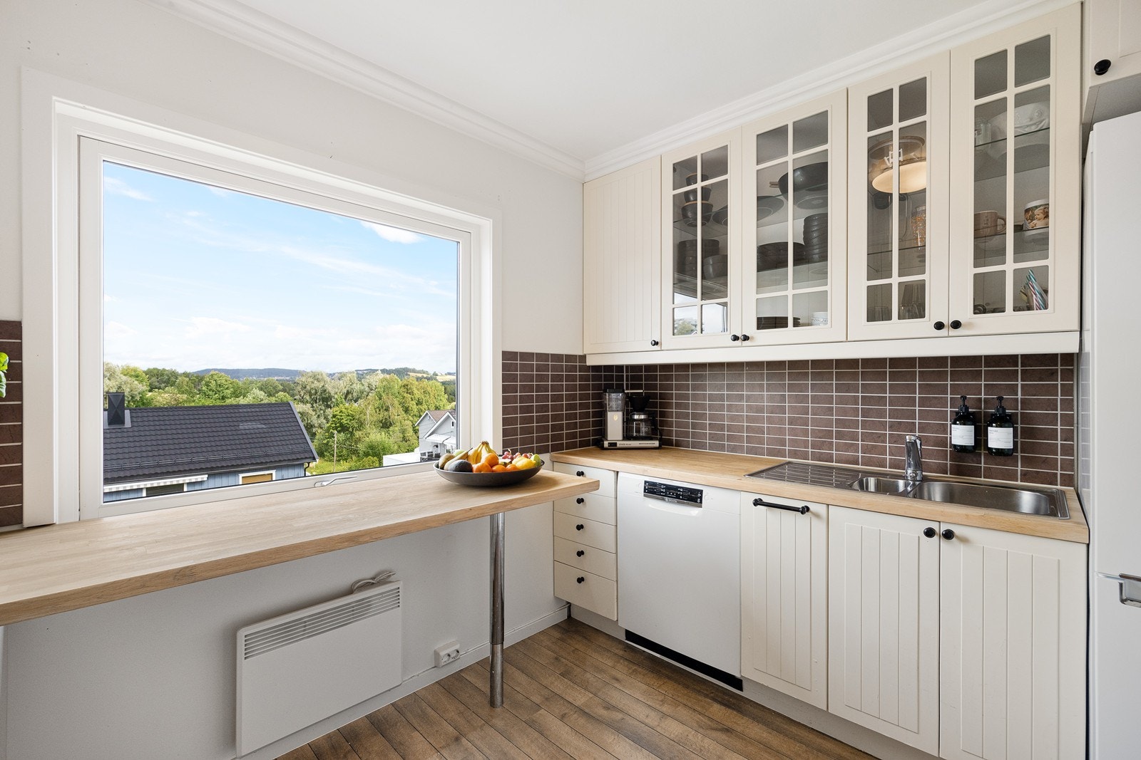 Under vinduet er det en barløsning, perfekt til måltider og gode samtaler, men også for lekselesing mens maten lages. Galleribilde