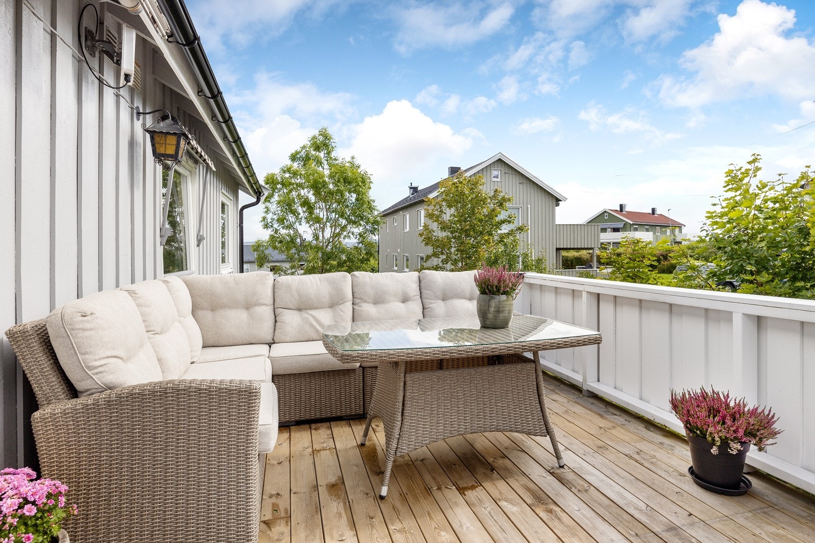 Belysning og markise er montert på verandaen. Galleribilde