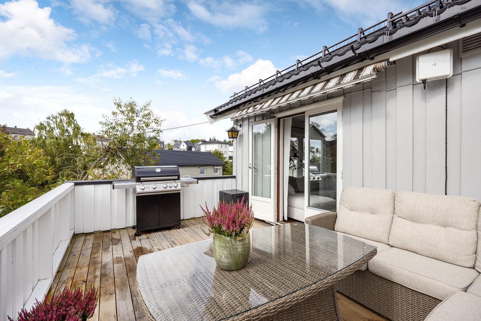 Verandaen passer utmerket til både stille stunder og lange, sosiale kvelder i godt lag. Galleribilde