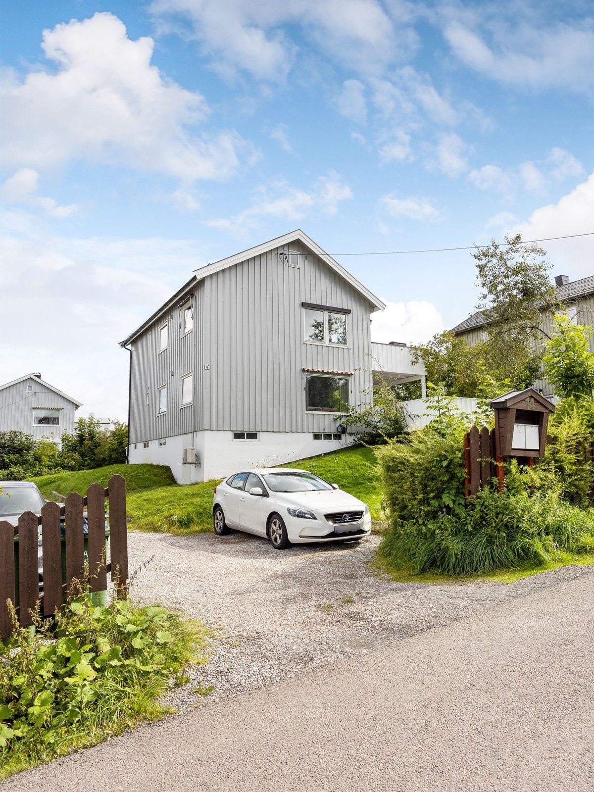 Her bor du nært byliv med butikker, kafeer og restauranter, så vel som flott natur i skogen og langs elva. Galleribilde