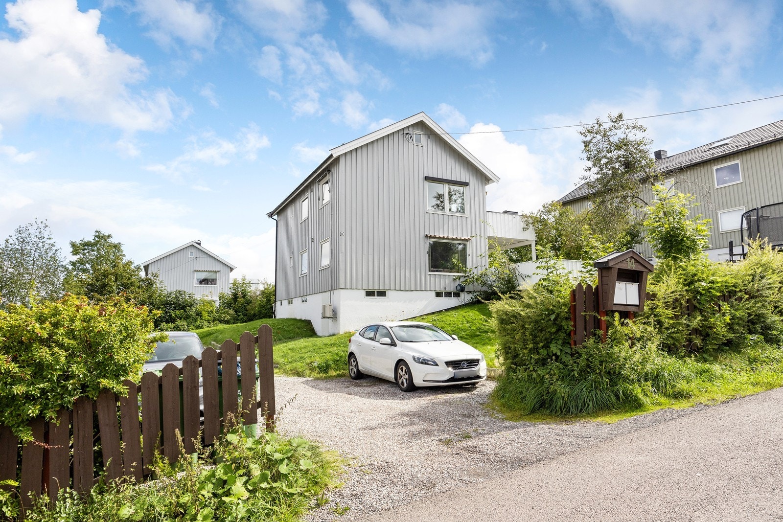 Beliggenheten er rolig og barnevennlig, men likevel sentral, med gangavstand til alt man trenger i hverdagen. Galleribilde