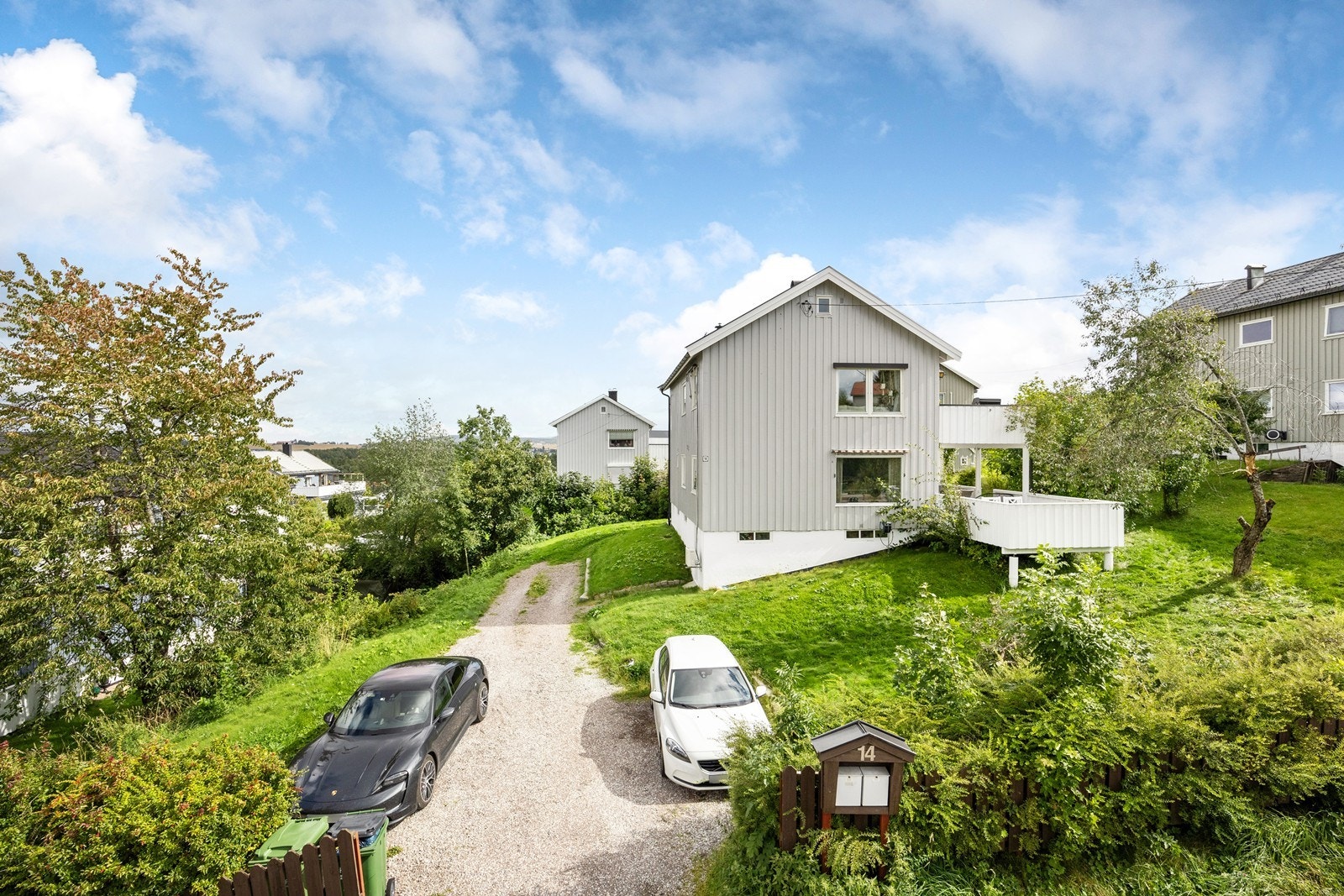 Bilen parkeres på en felles gårdsplass ved inngangen til eiendommen. Galleribilde