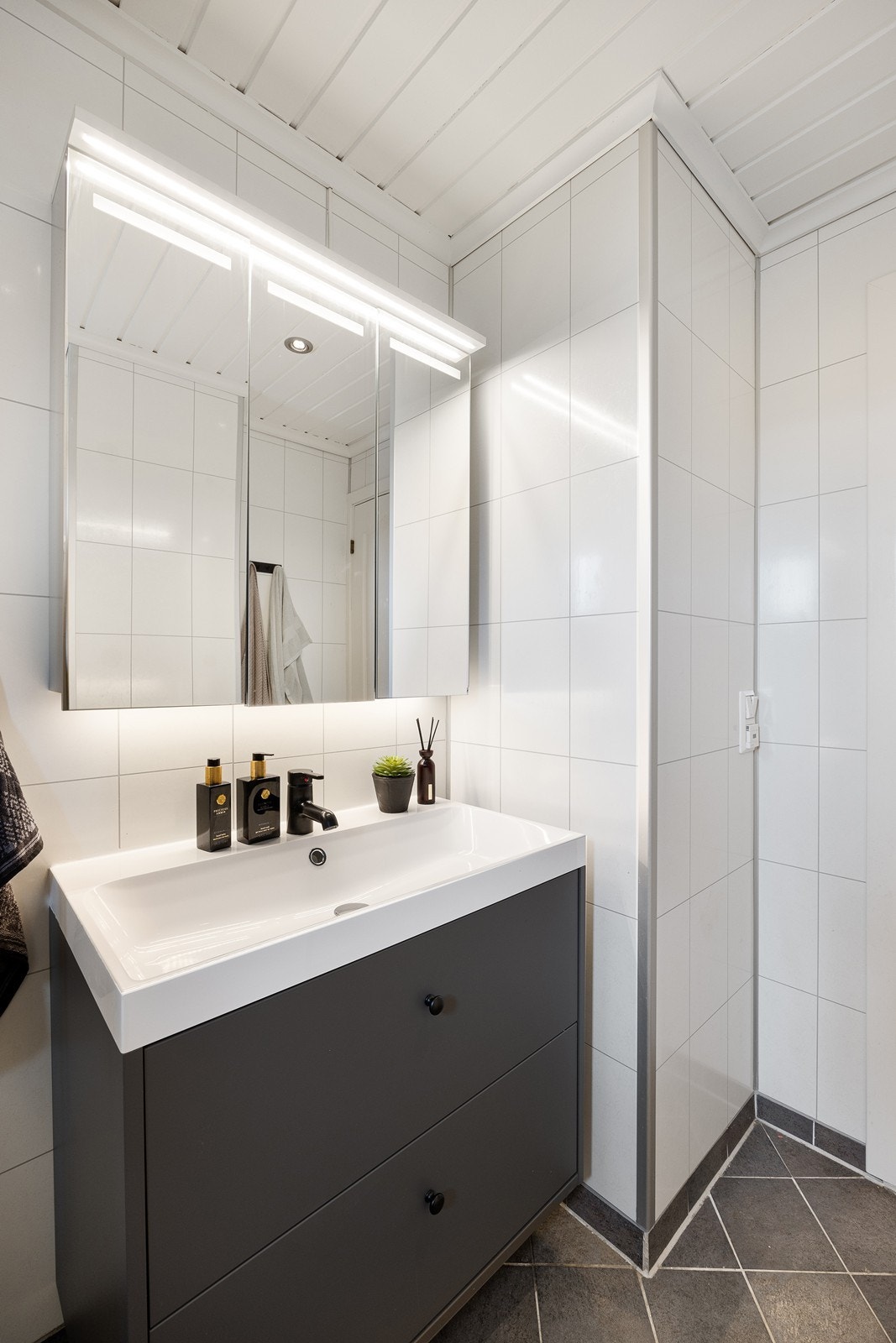 Badet har en moderne innredning fra 2024, inkludert et hendig speilskap med belysning. Galleribilde
