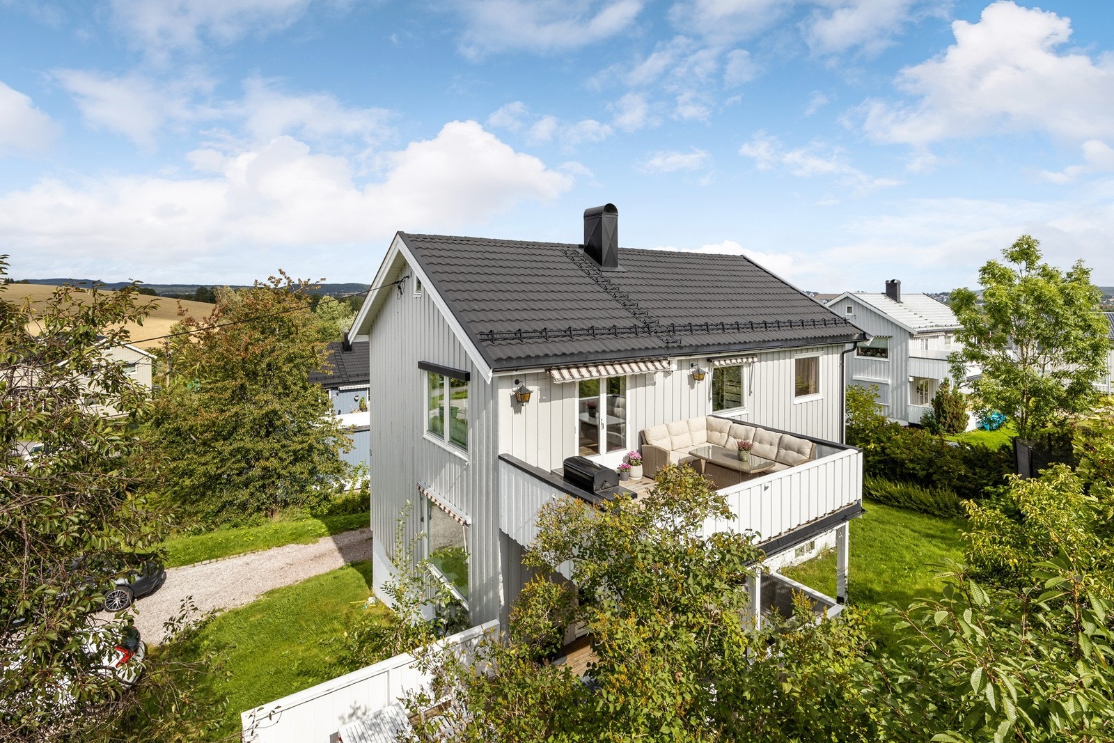 Velkommen til en pen og innbydende halvpart, i andre etasje av en horisontaldelt tomannsbolig. Galleribilde