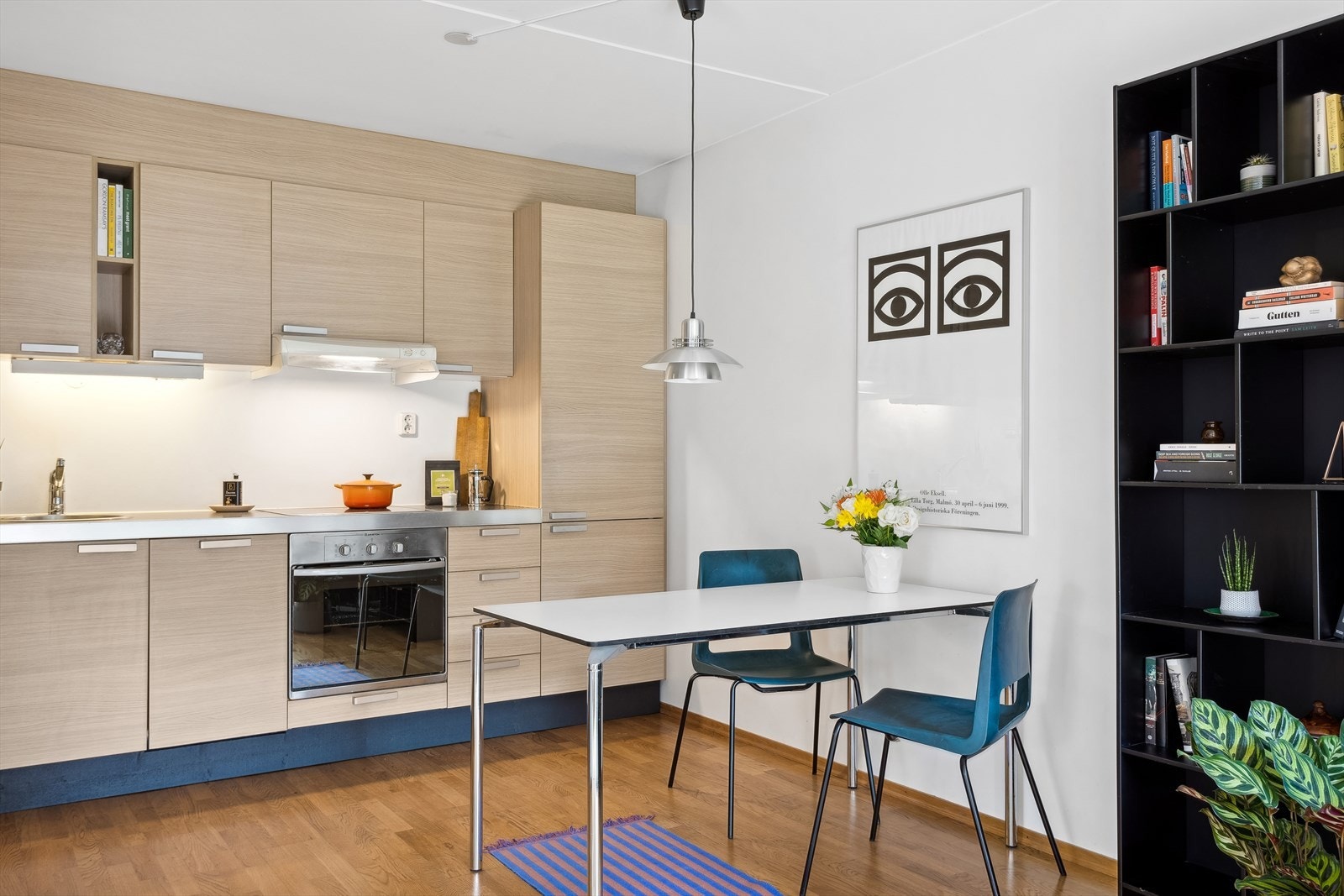 Laminat benkeplate, enkel oppvaskkum, kjøkkenventilator i stål/glass m/kanal ført til byggets felles ventilasjonskanal, integrert koketopp, stekeovn, oppvaskmaskin og kjøl-/fryseskap. Galleribilde