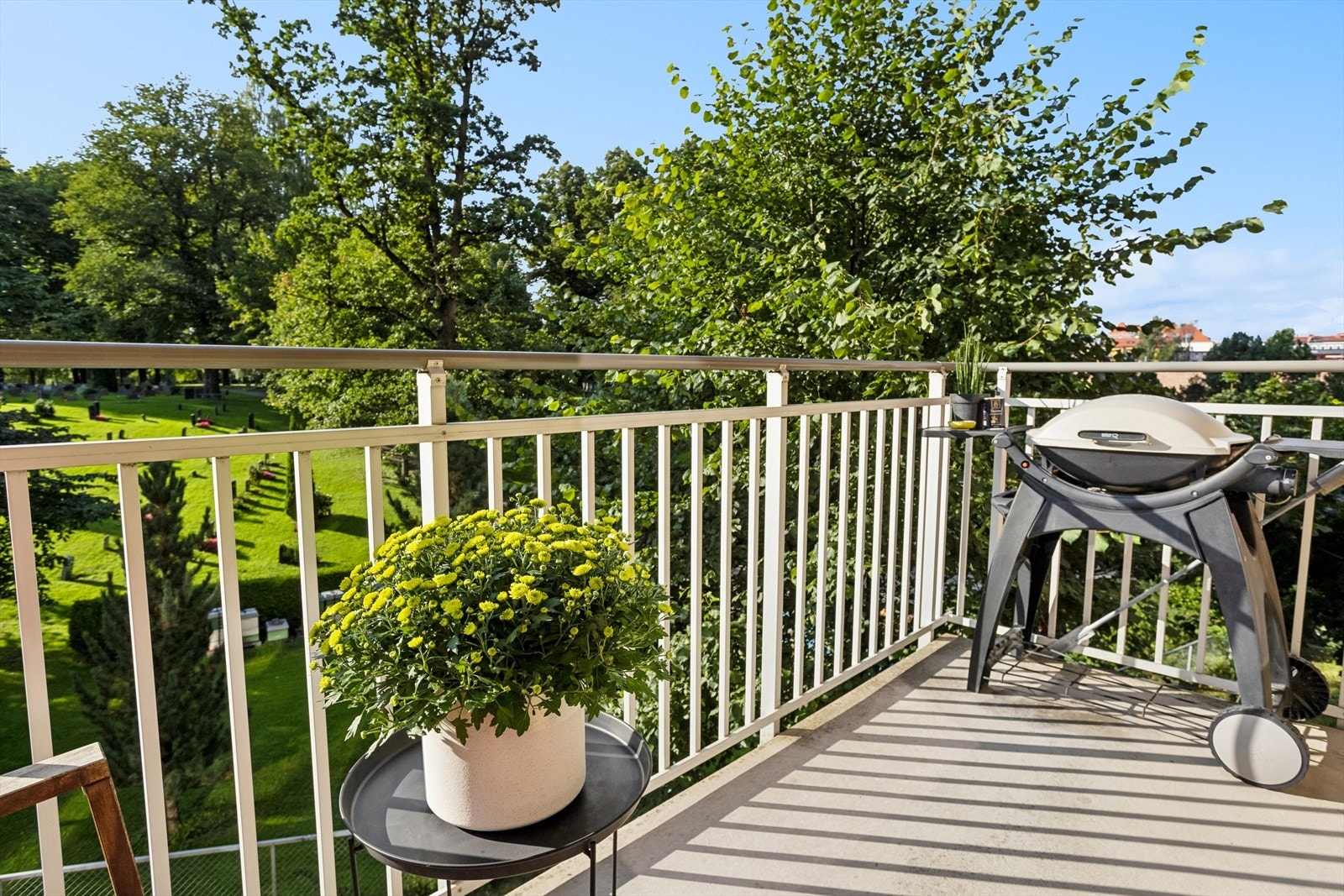 Vestvendt balkong på ca. 5 m² med frodig og usjenert utsikt. Galleribilde