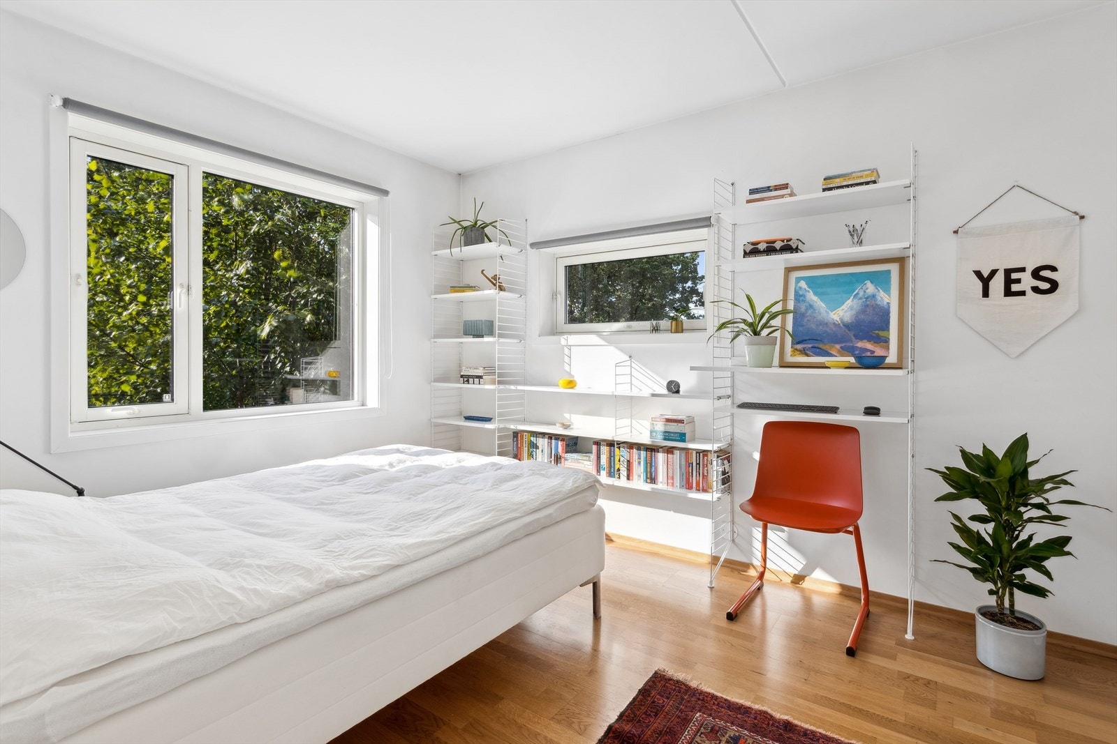 Lunt og romslig soverom med god plass til dobbelt seng og nattbord. Galleribilde