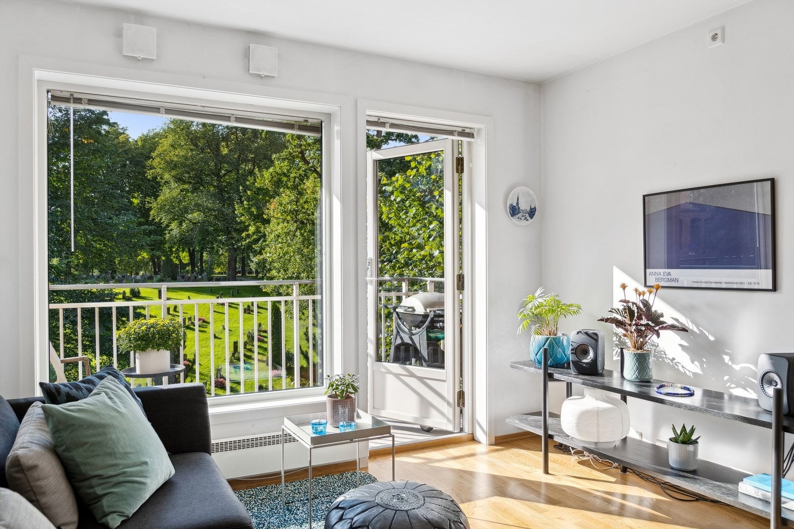 Lys og luftig stue med flere møbleringsmuligheter. Galleribilde