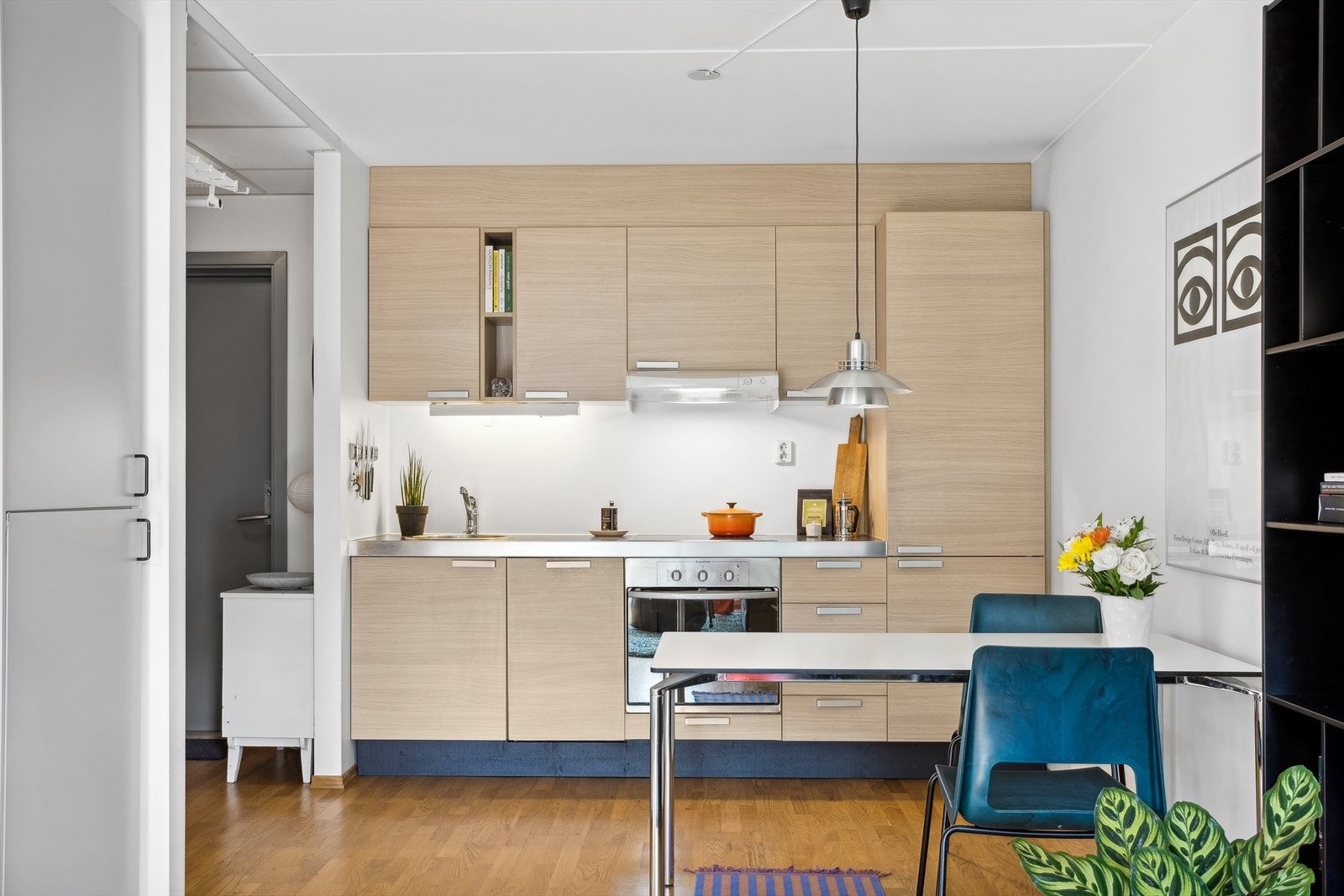 Flott kjøkkeninnredning fra Aran World. Kjøkkeninnredning med slette, finerte fronter. Galleribilde