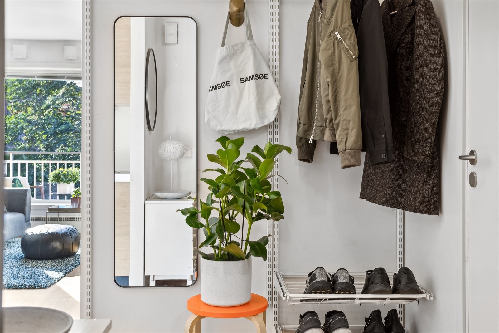 Hyggelig og innbydende entré med plass til å henge fra seg yttertøy og sette fra seg sko. Galleribilde