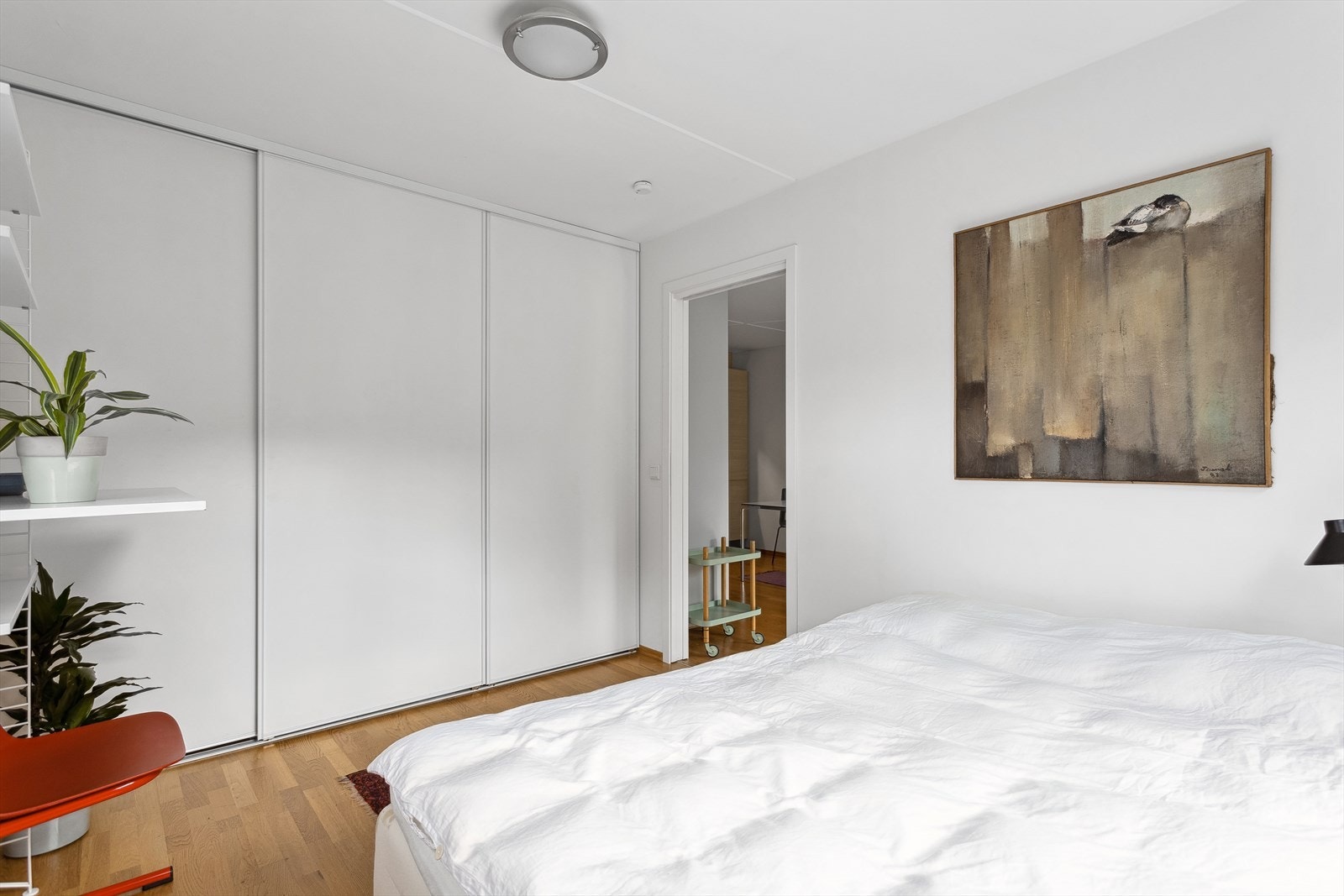 Det er satt inn et stort garderobeskap på soverommet som medfølger salget. Galleribilde